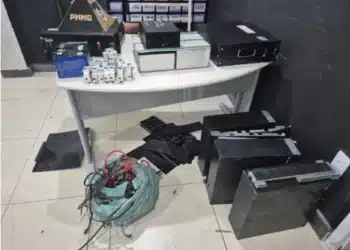 Materiais elétricos e baterias recuperados após furto em torre em Itabira