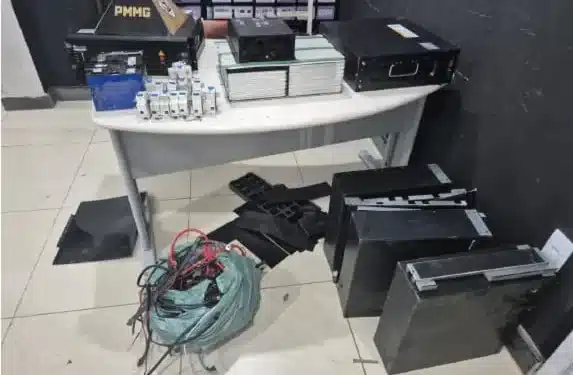 Materiais elétricos e baterias recuperados após furto em torre em Itabira
