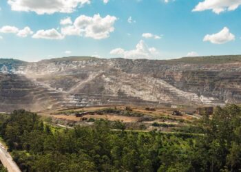 Área de mineração em Itabira com estrutura de extração de minério da Vale