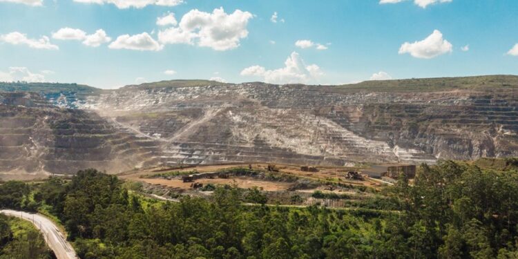 Área de mineração em Itabira com estrutura de extração de minério da Vale