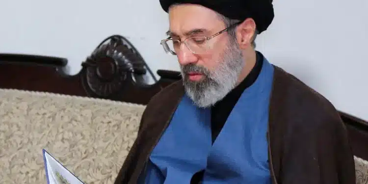 Mojtaba Khamenei, novo líder supremo do Irã, durante leitura em Teerã