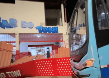 Ônibus bate em bar e derruba placa no bairro Fênix em Itabira