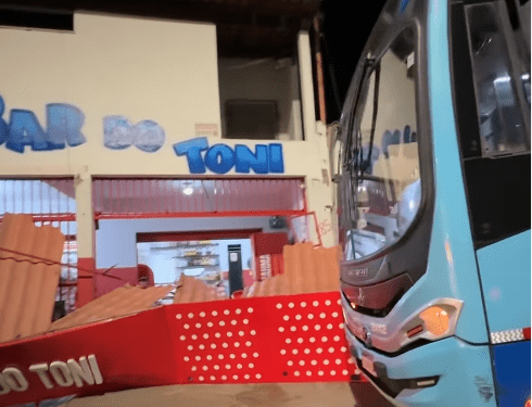 Ônibus bate em bar e derruba placa no bairro Fênix em Itabira
