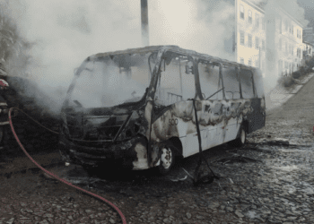 Ônibus destruído por incêndio ao lado de igreja histórica em Ouro Preto