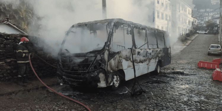 Ônibus destruído por incêndio ao lado de igreja histórica em Ouro Preto
