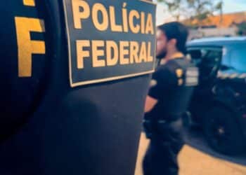 Agentes da Polícia Federal durante operação contra abuso infantil na internet em João Monlevade
