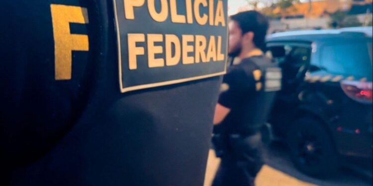 Agentes da Polícia Federal durante operação contra abuso infantil na internet em João Monlevade