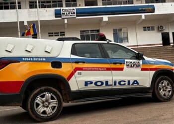 Viatura da Polícia Militar durante atendimento de ocorrência em Itabira