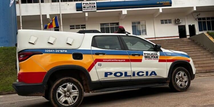 Viatura da Polícia Militar durante atendimento de ocorrência em Itabira