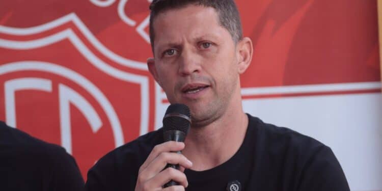 Paulinho Guará durante apresentação como novo técnico do Valério em Itabira