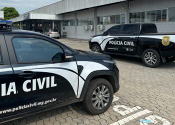 Viaturas da Polícia Civil em Itabira durante investigação