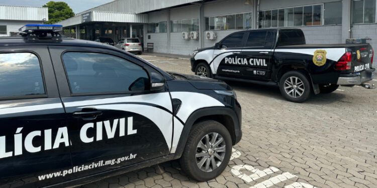 Viaturas da Polícia Civil em Itabira durante investigação