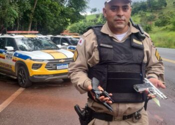 Policial militar rodoviário exibe armas apreendidas durante operação na MG-434