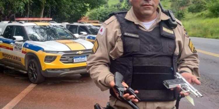 Policial militar rodoviário exibe armas apreendidas durante operação na MG-434
