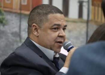 Vereador Luiz Carlos de Souza durante fala sobre proposta de carro pago com dinheiro público em Itabira