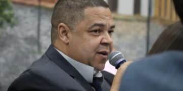 Vereador Luiz Carlos de Souza durante fala sobre proposta de carro pago com dinheiro público em Itabira