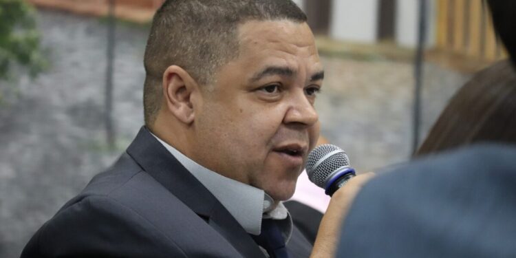 Vereador Luiz Carlos de Souza durante fala sobre proposta de carro pago com dinheiro público em Itabira