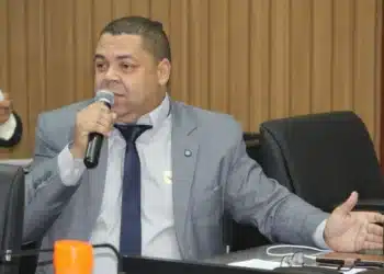 Vereador Luiz Carlos durante reunião na Câmara Municipal de Itabira