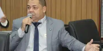 Vereador Luiz Carlos durante reunião na Câmara Municipal de Itabira