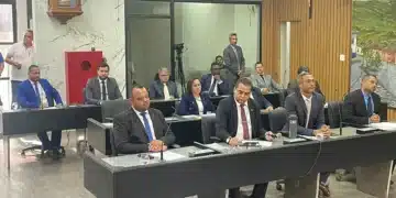 Vereadores reunidos na Câmara Municipal de Itabira durante sessão plenária em 2026