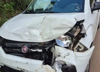 Fiat Mobi com frente destruída após acidente na rodovia MG-129 em Itabira