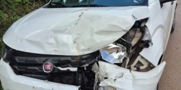 Fiat Mobi com frente destruída após acidente na rodovia MG-129 em Itabira