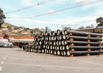 Tubos usados nas obras do anel hidráulico em área de armazenamento em Itabira