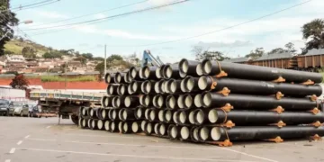 Tubos usados nas obras do anel hidráulico em área de armazenamento em Itabira