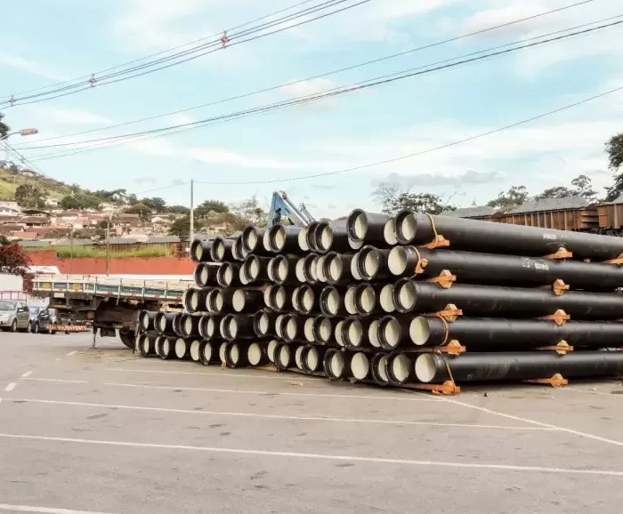 Tubos usados nas obras do anel hidráulico em área de armazenamento em Itabira