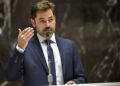 Bernardo Mucida durante discurso em sessão política relacionada aos debates sobre Itabira