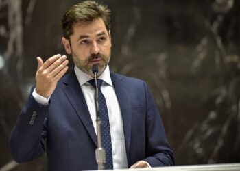 Bernardo Mucida durante discurso em sessão política relacionada aos debates sobre Itabira