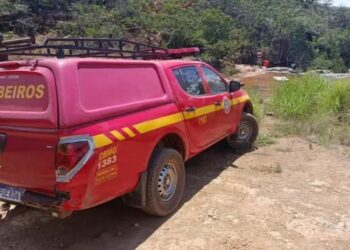 Viatura do Corpo de Bombeiros Militar de Minas Gerais durante operação de buscas às margens do Rio Una em São Gonçalo do Rio Abaixo