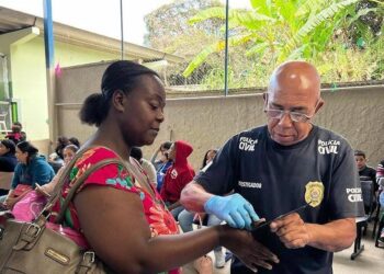 Atendimento para emissão de carteira de identidade durante mutirão com equipe da Polícia Civil
