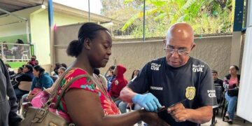 Atendimento para emissão de carteira de identidade durante mutirão com equipe da Polícia Civil