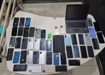 Celulares, notebook e tablet apreendidos pela Polícia Militar em Itabira durante operação no bairro Fênix