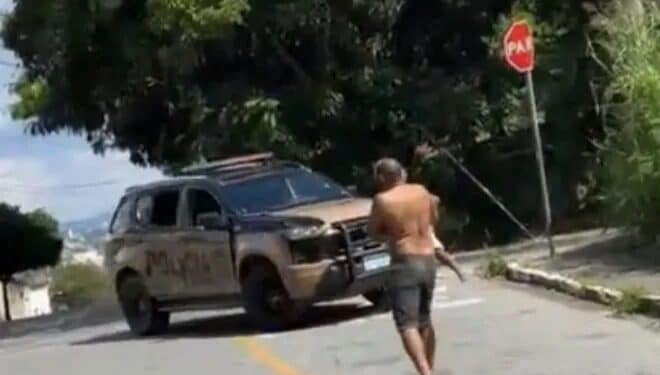 Viatura da Polícia Militar em rua de Belo Horizonte durante ocorrência no bairro Céu Azul