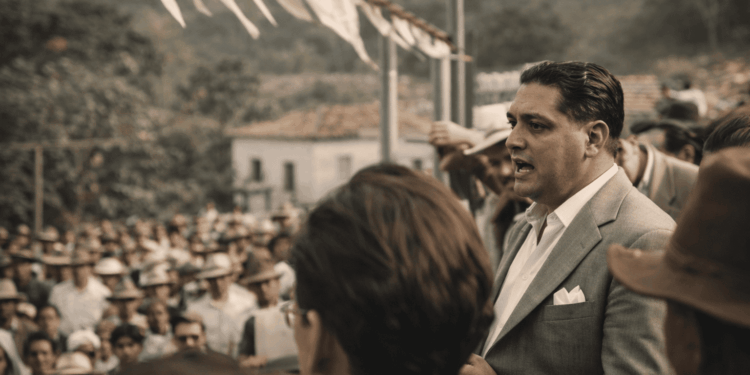 Daniel Jardim de Grisolia discursando para público em Itabira durante evento político