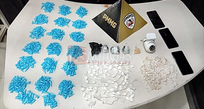 Drogas apreendidas pela Polícia Militar em Itabira com pinos de cocaína, crack, celulares e câmera de monitoramento