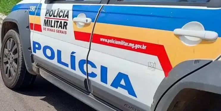 Viatura da Polícia Militar de Minas Gerais estacionada em via pública