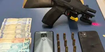 Arma de fogo, munições, dinheiro, celulares e comprimidos apreendidos pela Polícia Militar em ocorrência no bairro Gabiroba, em Itabira