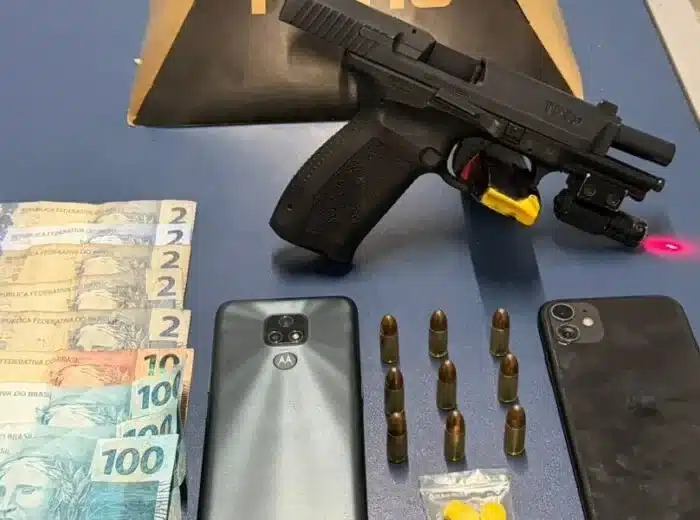 Arma de fogo, munições, dinheiro, celulares e comprimidos apreendidos pela Polícia Militar em ocorrência no bairro Gabiroba, em Itabira