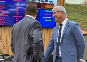 Júlio Contador e Luiz Carlos de Ipoema durante sessão na Câmara Municipal de Itabira