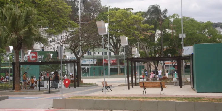 Praça Acrísio Alvarenga no Centro de Itabira com bancos, pessoas e área revitalizada