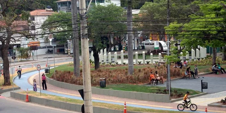 Praça Acrísio, no Centro de Itabira, local onde motociclista bateu contra mureta durante acidente na madrugada