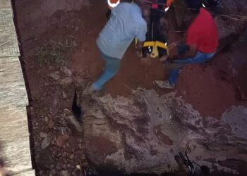 Bombeiros resgatam motociclista ferido após queda de ponte de madeira na região do Vista Alegre, em Itabira
