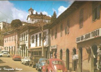 Foto antiga da Rua Tiradentes, em Itabira, com destaque para a loja de Nazareno Cabral, onde muitas famílias compravam tecidos para roupas de fim de ano e uniformes escolares.