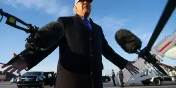 Donald Trump fala com a imprensa em aeroporto durante declaração sobre crise no Oriente Médio