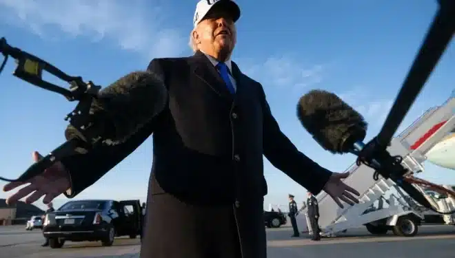 Donald Trump fala com a imprensa em aeroporto durante declaração sobre crise no Oriente Médio