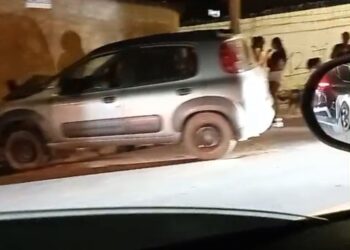 Fiat Uno parado após bater em proteção de trilhos na calçada no bairro Hamilton, em Itabira