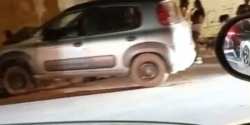 Fiat Uno parado após bater em proteção de trilhos na calçada no bairro Hamilton, em Itabira